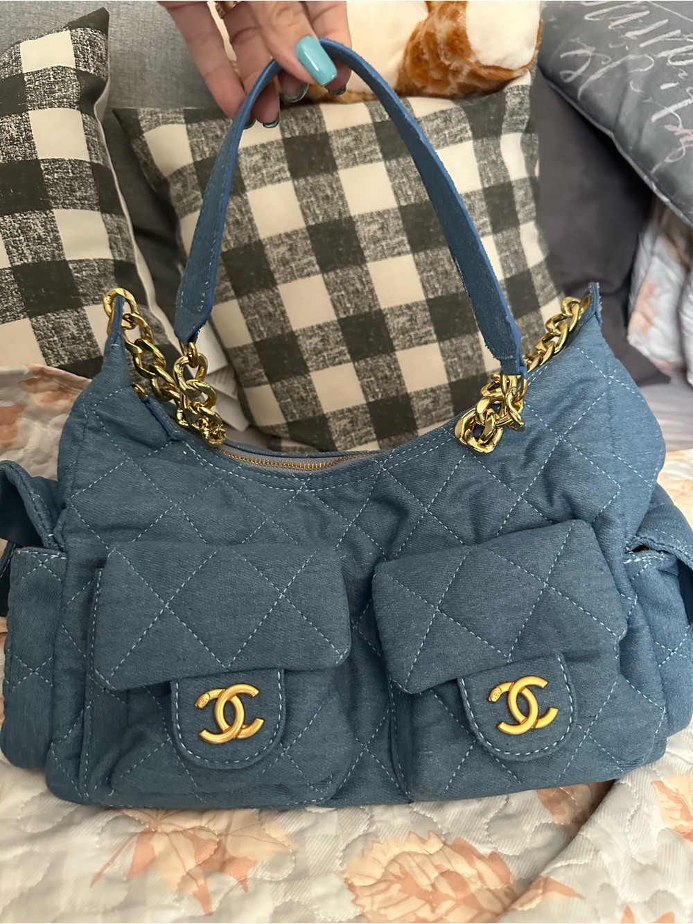 Quilted Blue Shoulder Bag with Gold Chain not authentic - Picture 5 of 10